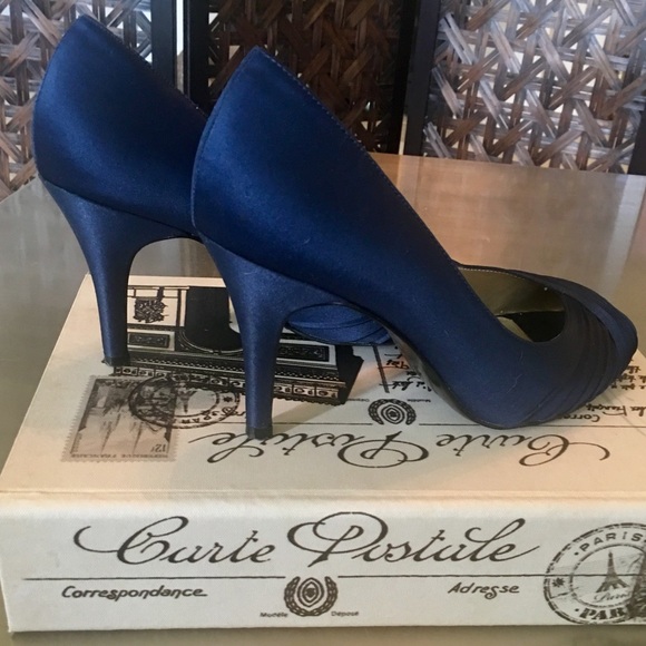 Navy Size 8.5 - Picture 2 of 8